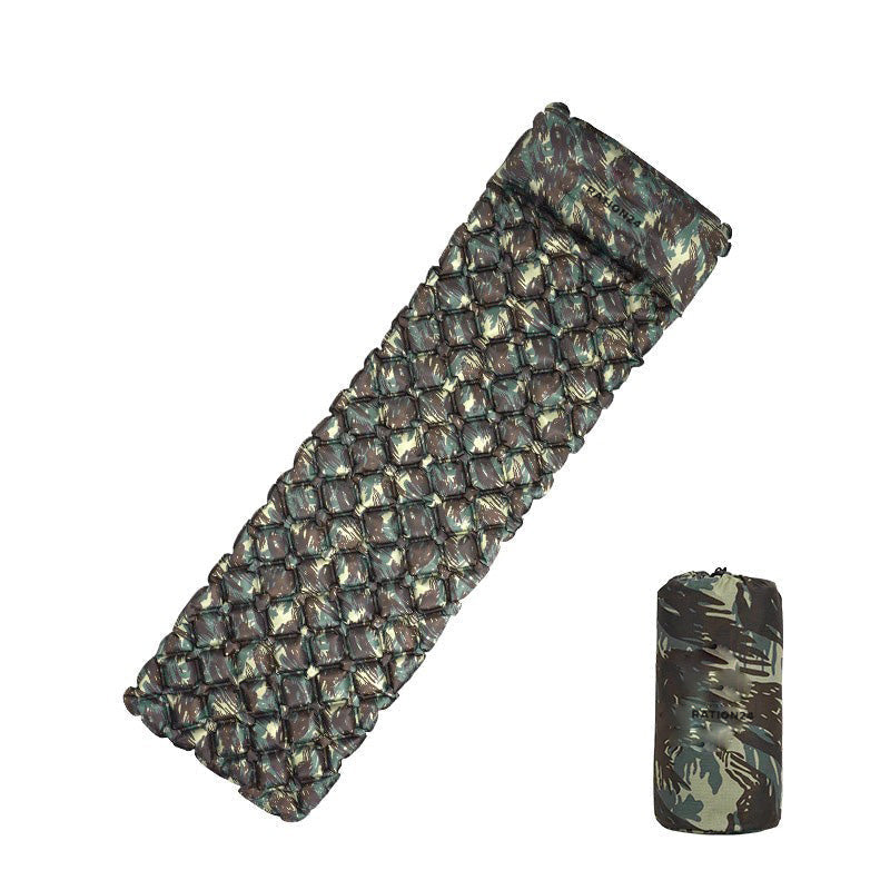 Aufblasbare Isomatte mit Kopfteil in Camouflage und Packsack auf weißem Grund