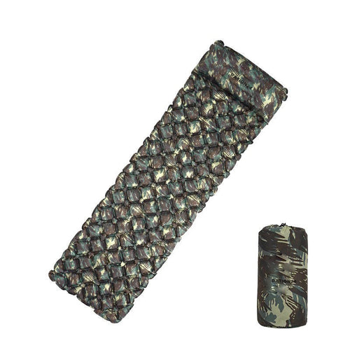 Aufblasbare Isomatte mit Kopfteil in Camouflage und Packsack auf weißem Grund