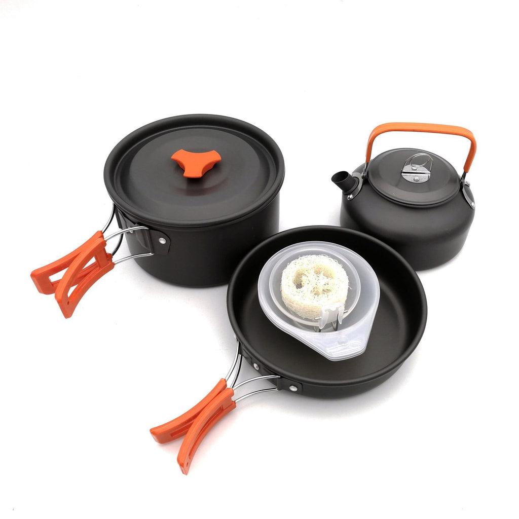 Kochgeschirr-Set mit orangen Griffen: Topf mit Deckel, Pfanne, Wasserkessel, Schüsseln und Schwamm