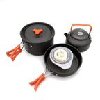 Kochgeschirr-Set mit orangen Griffen: Topf mit Deckel, Pfanne, Wasserkessel, Schüsseln und Schwamm