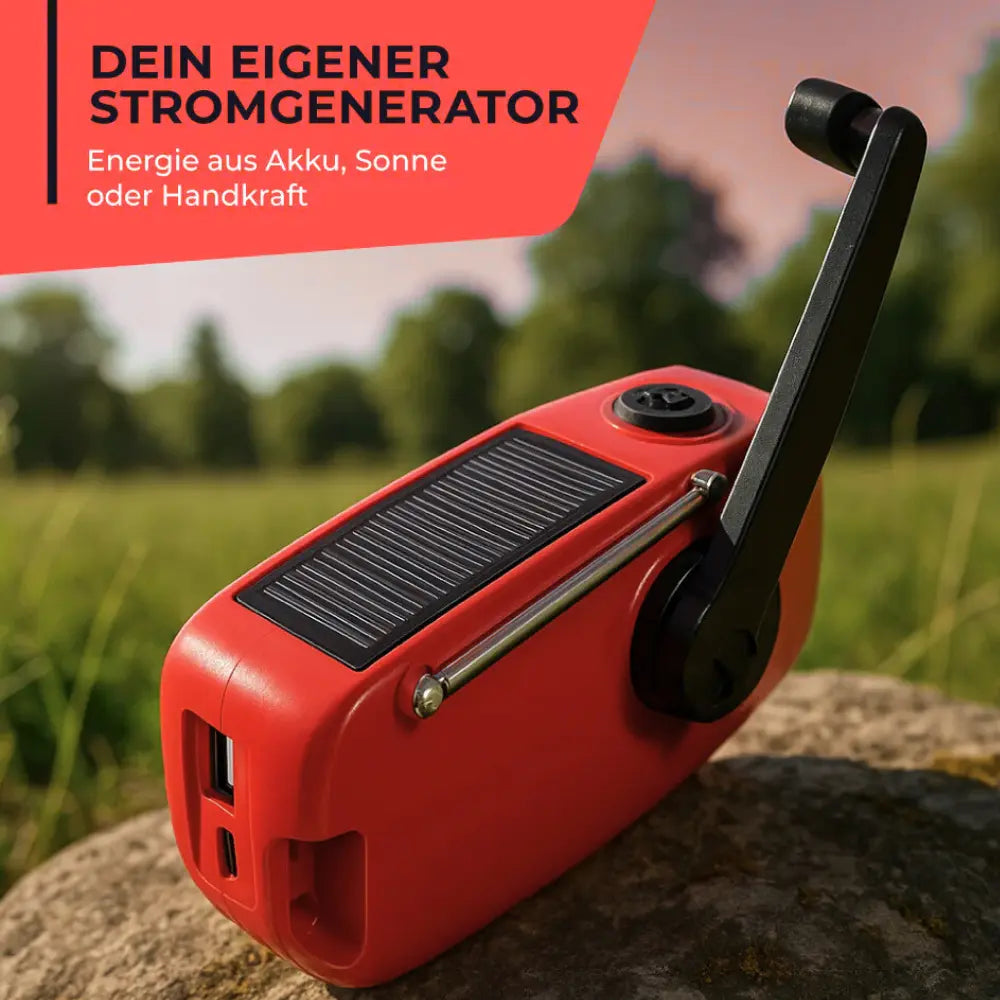 Rückseite des roten Kurbelradios mit Solarzelle, ausgeklappter Kurbel und USB-Anschlüssen