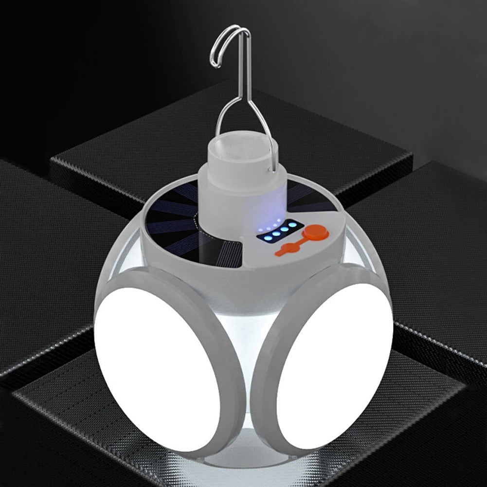 Eingeschaltete Solar-LED-Laterne mit Haken vor dunklem Hintergrund