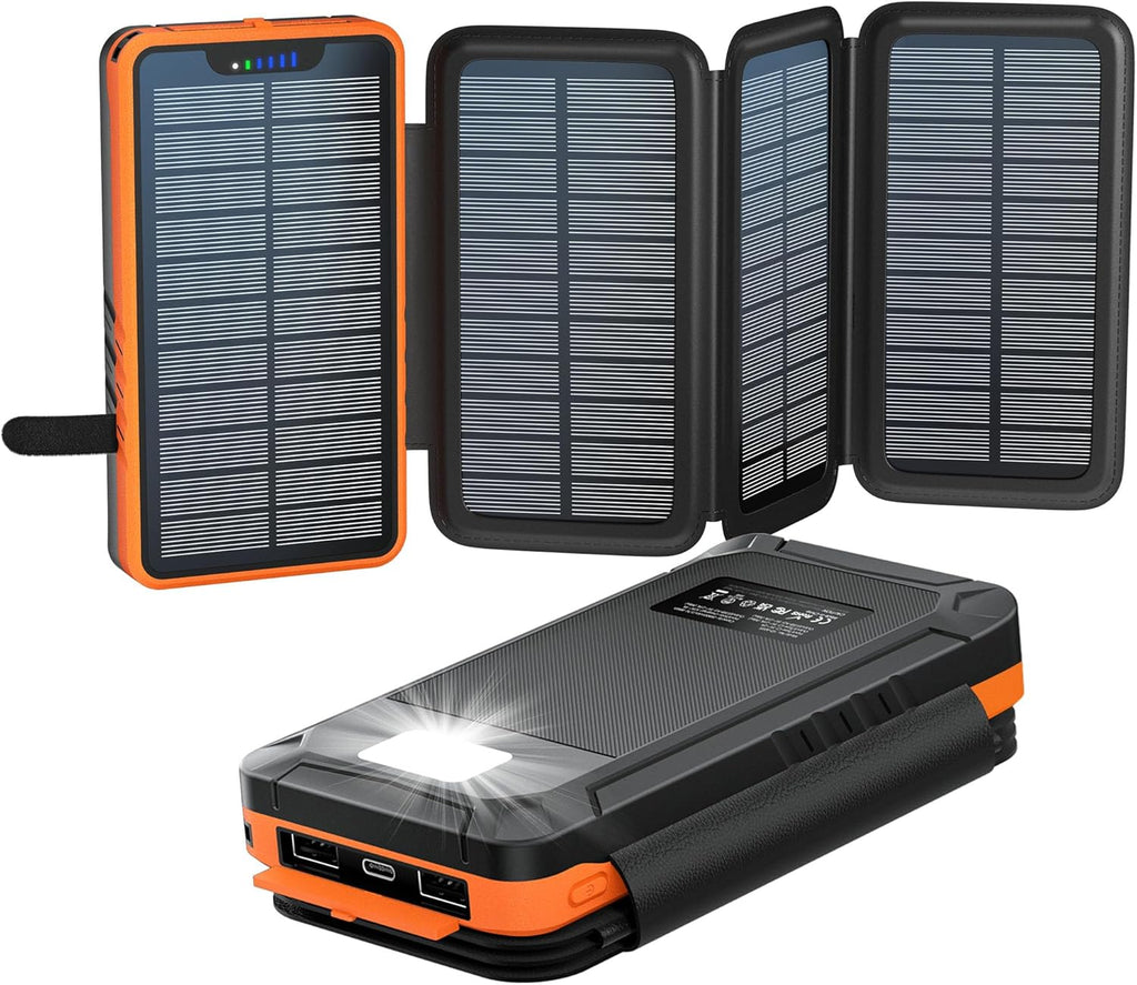 Solar-Powerbank in Orange mit vier ausgeklappten Solarflächen, Taschenlampe und drei Anschlüssen