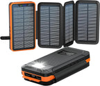 Solar-Powerbank in Orange mit vier ausgeklappten Solarflächen, Taschenlampe und drei Anschlüssen