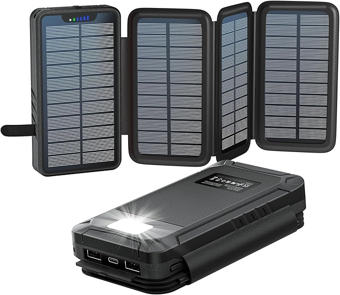 Schwarze Solar-Powerbank mit vier ausgeklappten Solarflächen, Taschenlampe und USB-Anschlüssen
