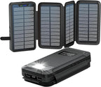 Schwarze Solar-Powerbank mit vier ausgeklappten Solarflächen, Taschenlampe und USB-Anschlüssen