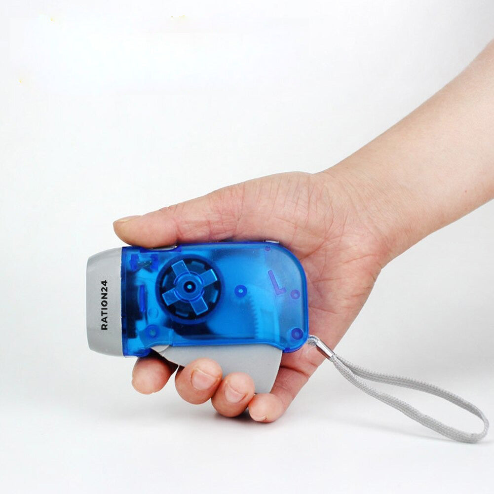 Blaue LED-Taschenlampe mit Handgenerator in einer Hand, Drückhebel und Handschlaufe sichtbar