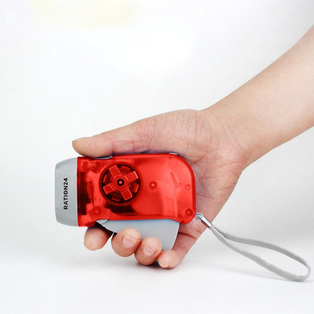 Rote LED-Taschenlampe mit Handgenerator in einer Hand, Drückhebel und Handschlaufe sichtbar