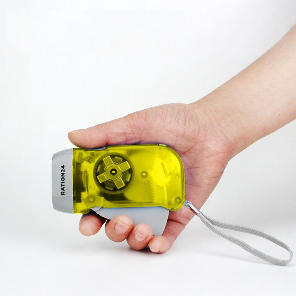 Gelbe LED-Taschenlampe mit Handgenerator in einer Hand