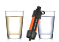 Trinkhalm-Wasserfilter zwischen einem Glas mit trübem und einem Glas mit klarem Wasser