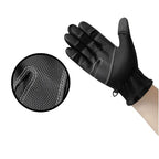 Hand im schwarzen Winterhandschuh, Detailausschnitt der griffigen Innenhand mit Gitterstruktur