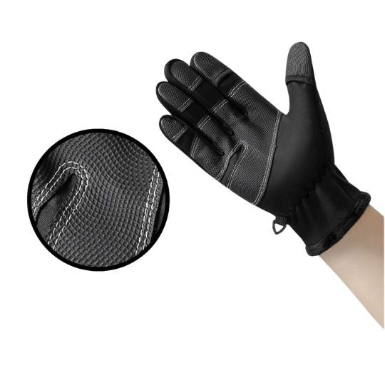 Hand im schwarzen Winterhandschuh, Detailausschnitt der griffigen Innenhand mit Gitterstruktur